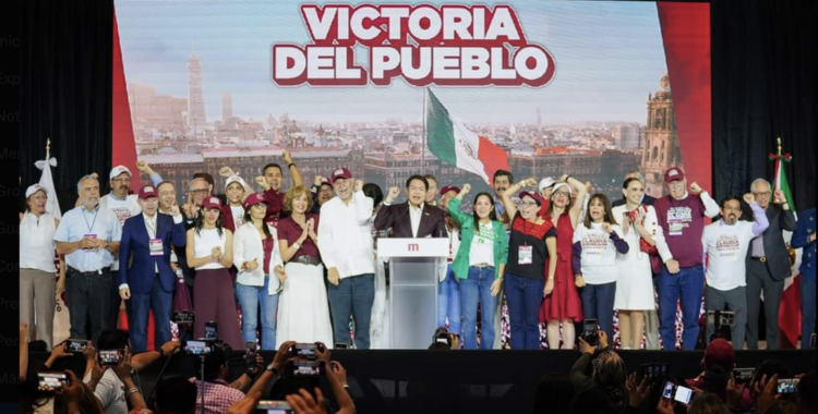 Mario Delgado, presidente nacional de Morena, celebrando la victoria en la elección presidencial
